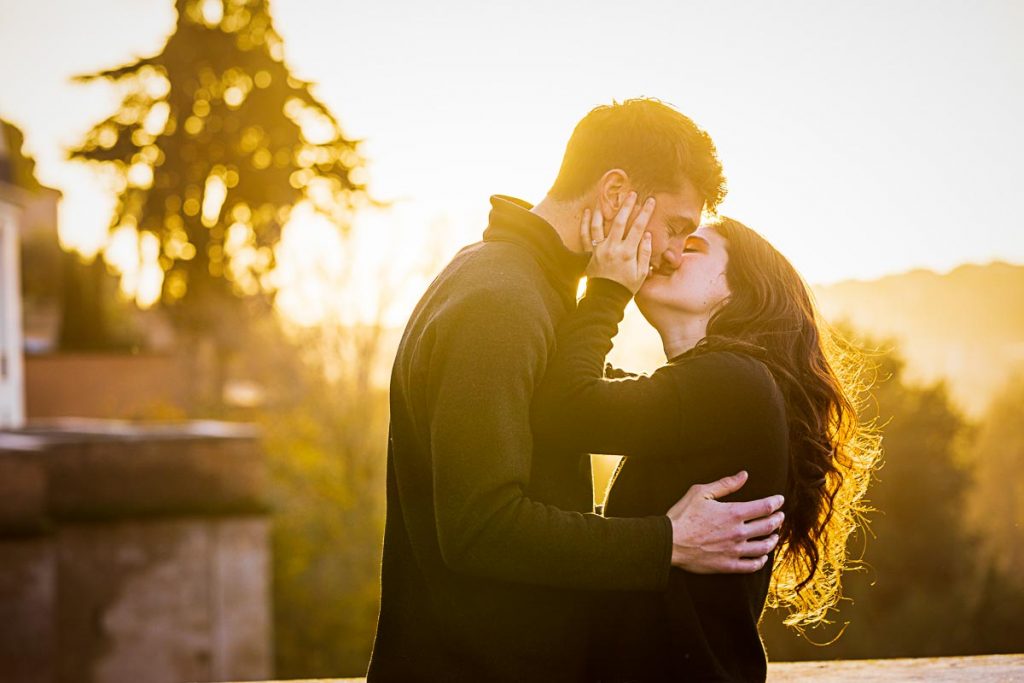 Couple kissing at sunset during a photoshoot with the Andrea Matone photography sdtudio