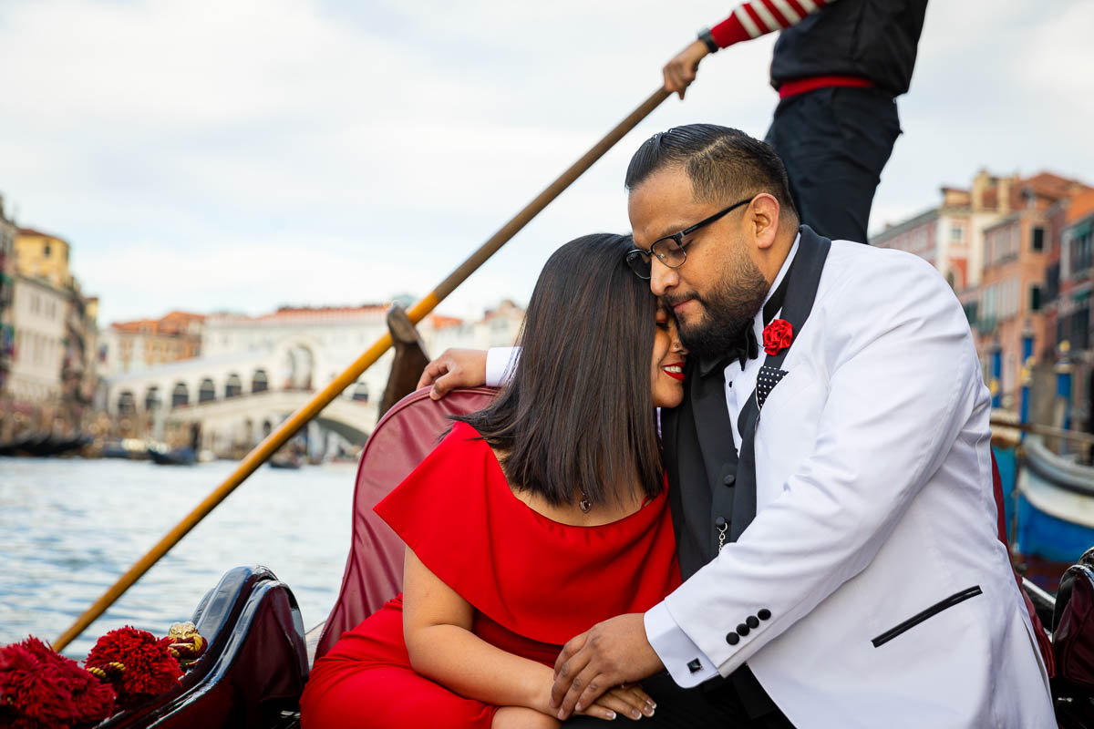 Couple photoshoot in Venice during a romantic ride on a gondola 