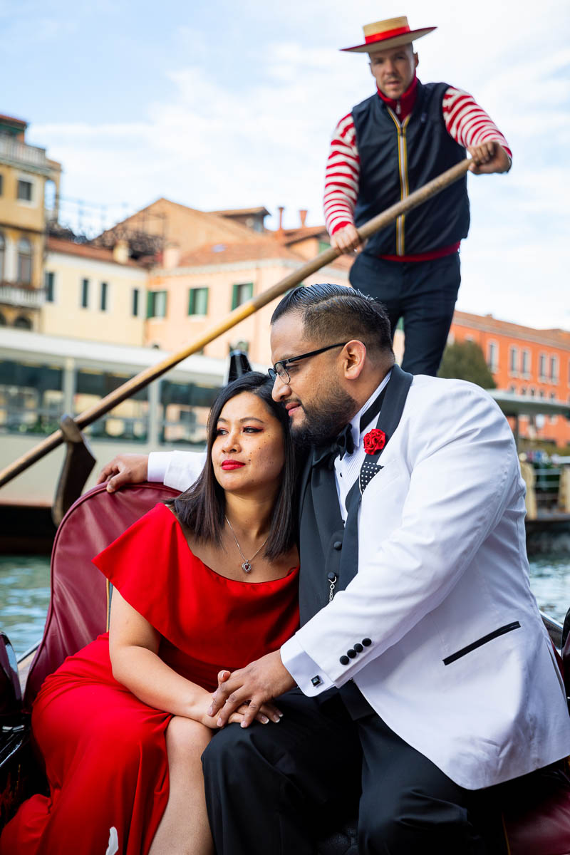 Venetian photoshoot on a gondola during canal grande crossing 