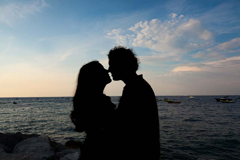Silhouette photography of a romantic couple kissing in Italy on the island of Capri