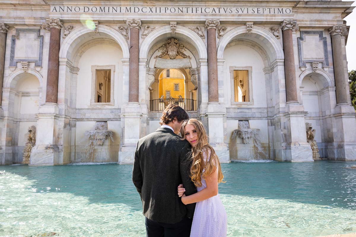 Posed portrait picture of a couple at the Janiculum water fountain