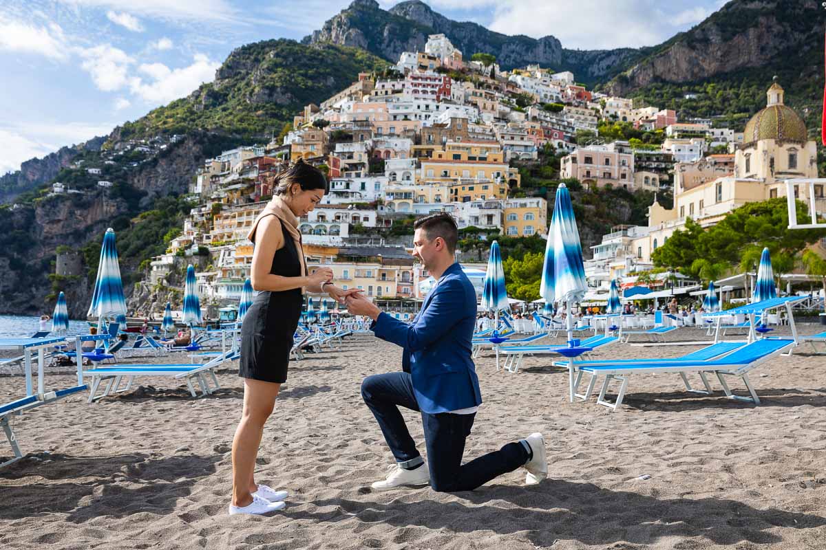 Wedding marriage proposal. Proposing on the beach of Positano in Italy on the Amalfi coast photographed by the Andrea Matone photographer studio