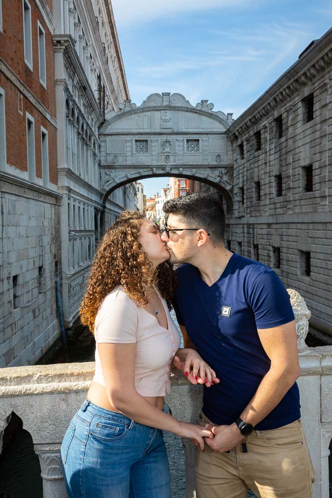 Kissing under Ponte dei Sospiri a Venezia