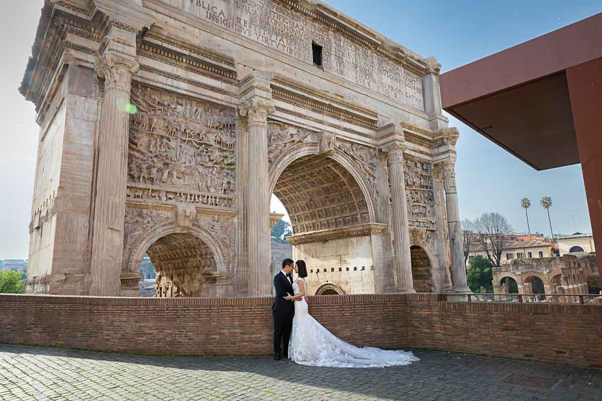 Wider view of the couple at the Septimius Severus' Arch 