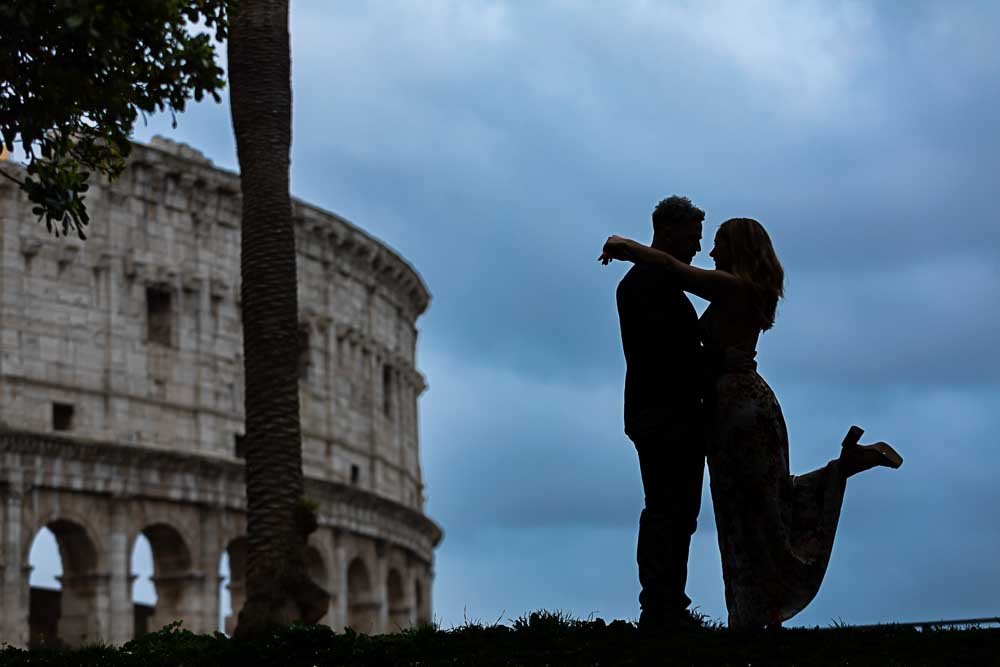 Silhouette picture of an engaged couple during a roman photoshoot 