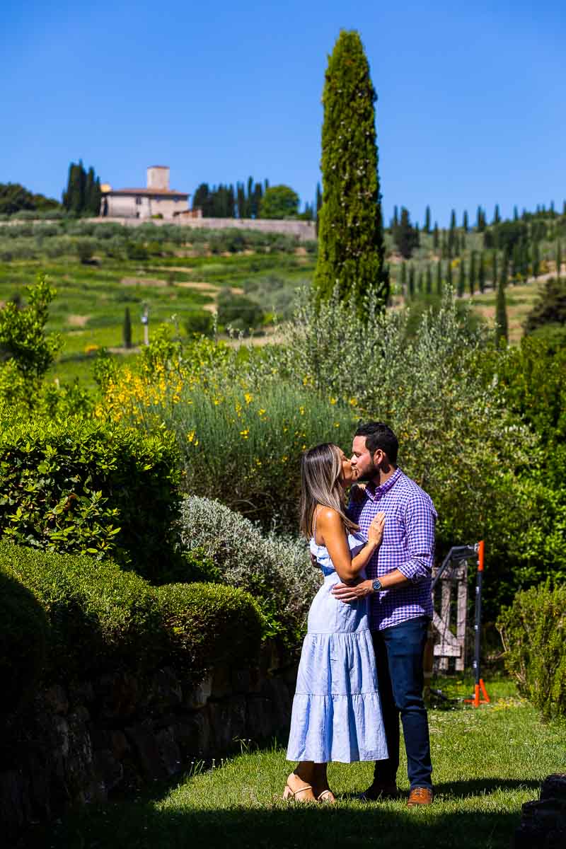 Couple kissing during an engagement photo shoot. Proposal Photographer Tuscany 