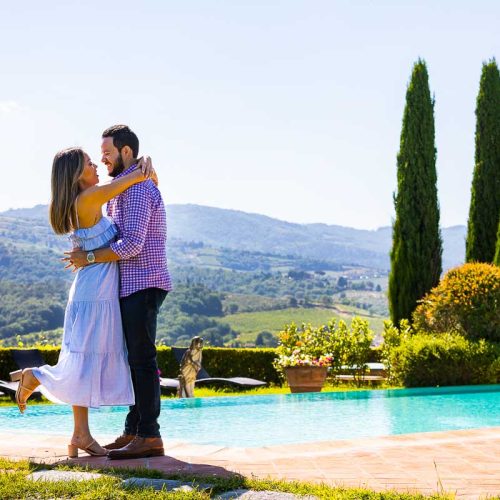 Coupe photography taken next to a swimming in Tuscany during an engagement photo session