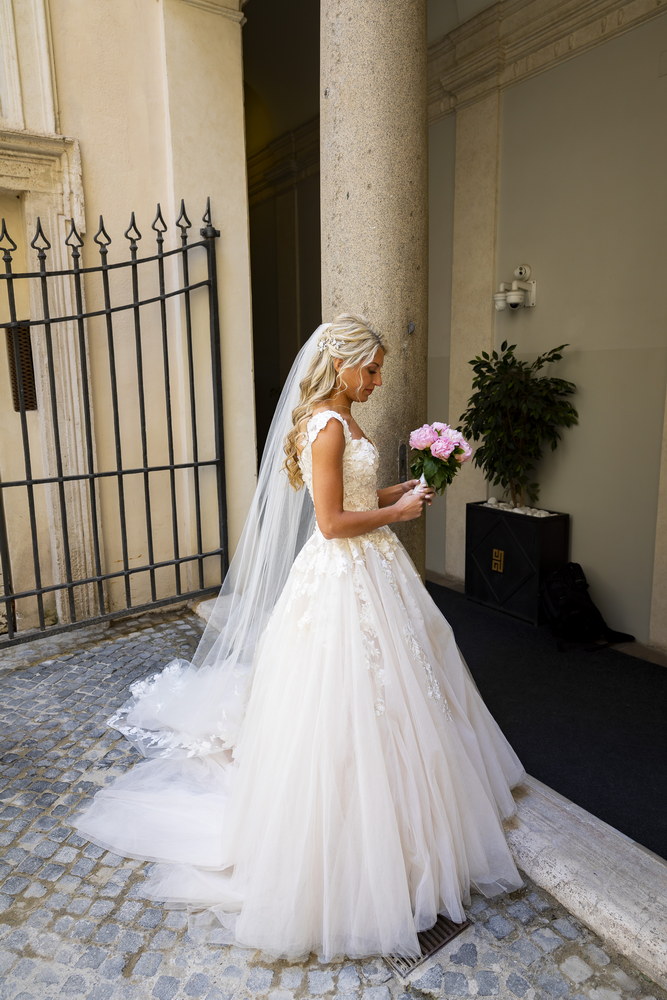 Bride side posed portrait with the bouquet of flowers