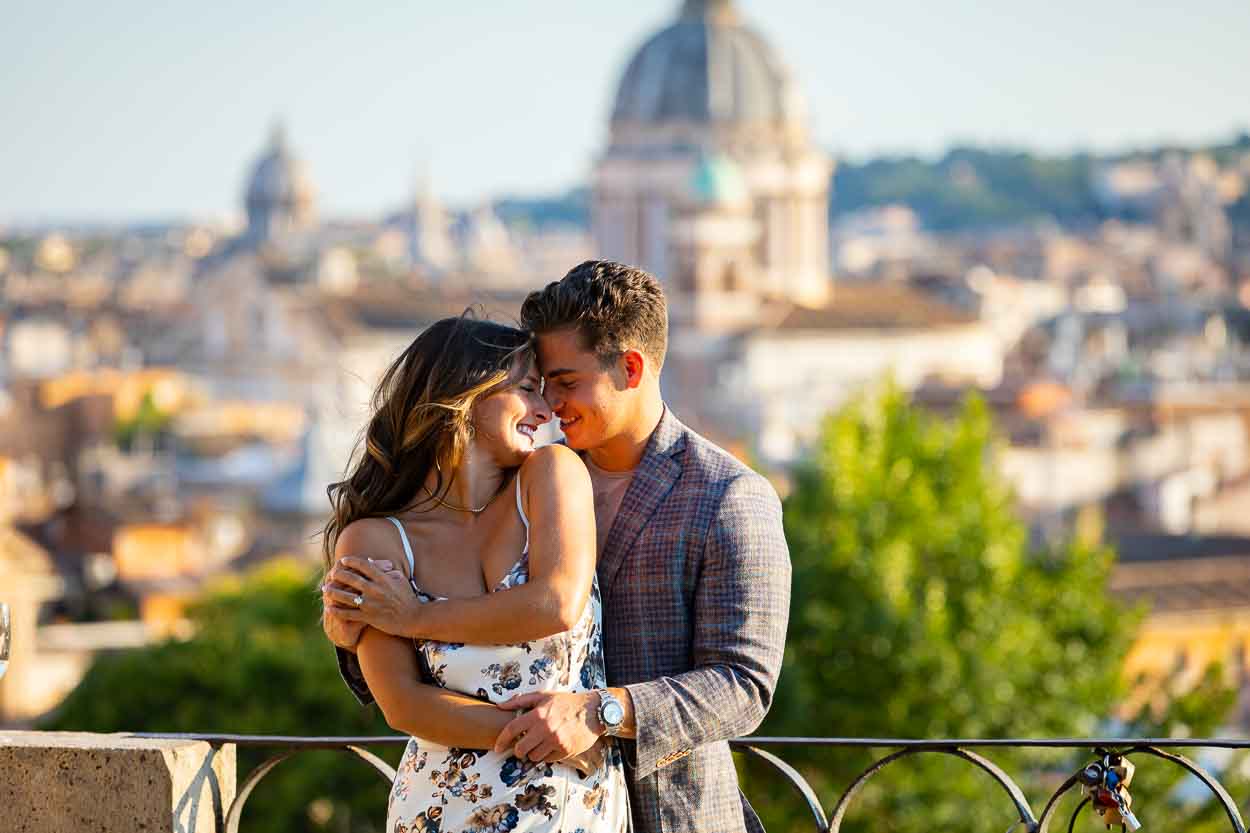 Coupe portrait in love photographed in front of the roman cityscape at dusk 