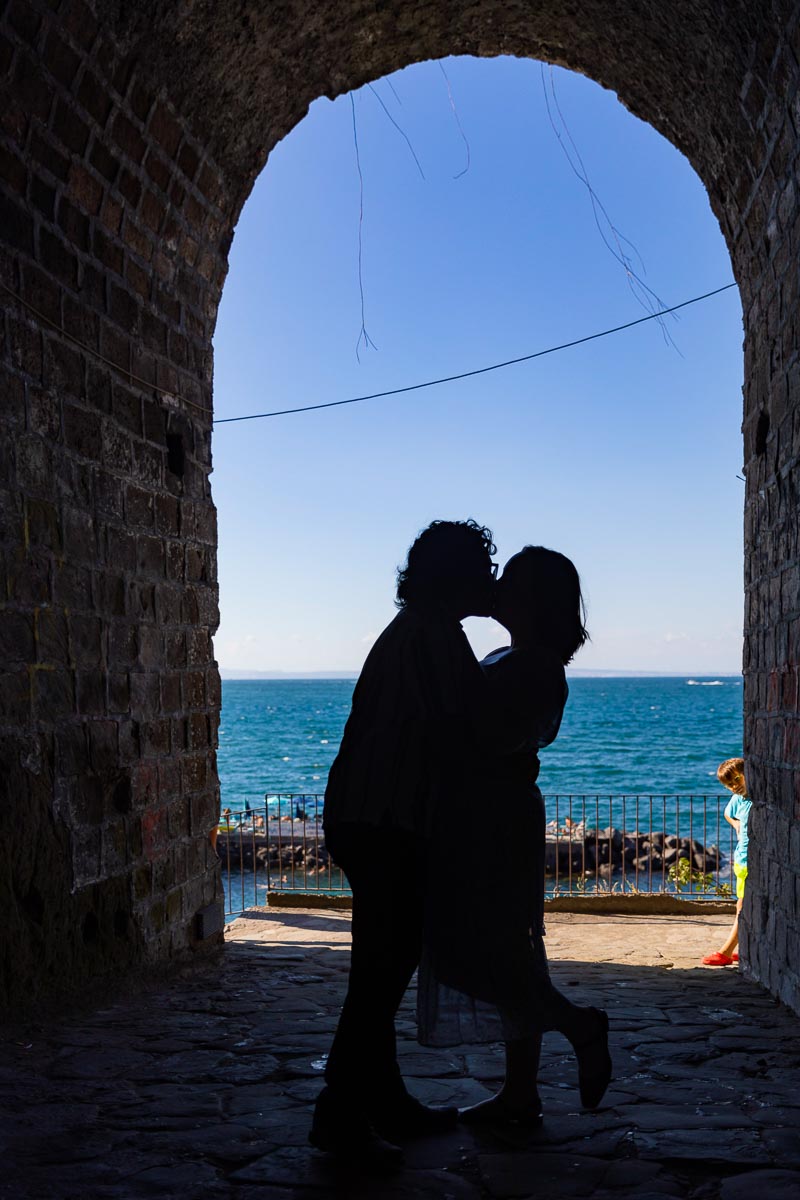 Silhouette photography of a couple during a photo session in Italy 
