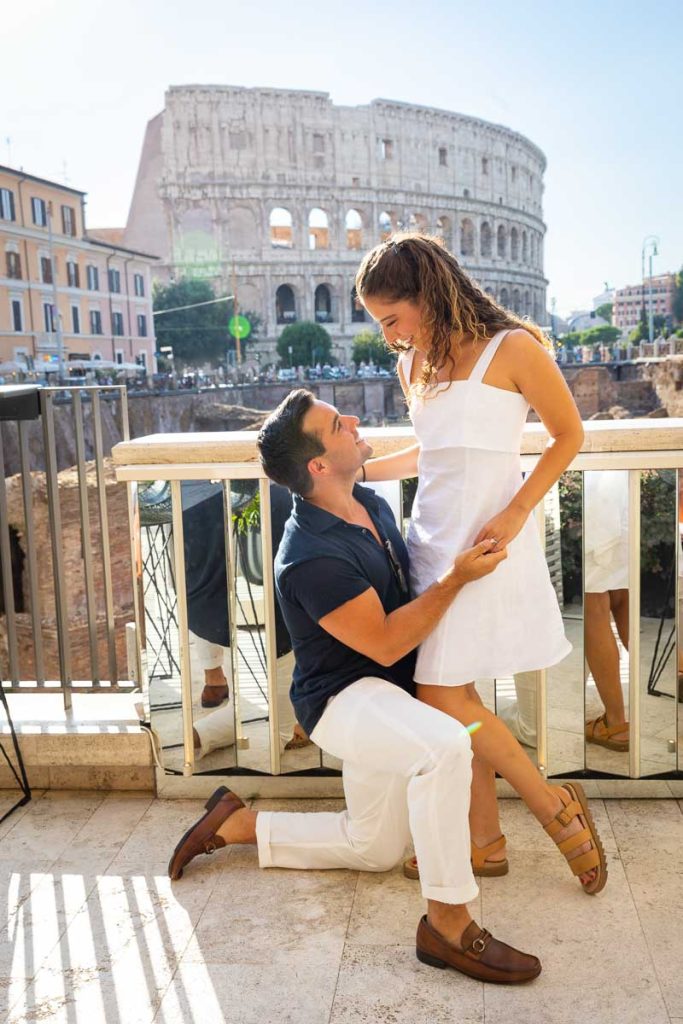 Knee down proposal pose during a couple photography sessoion by Rome's Coliseum