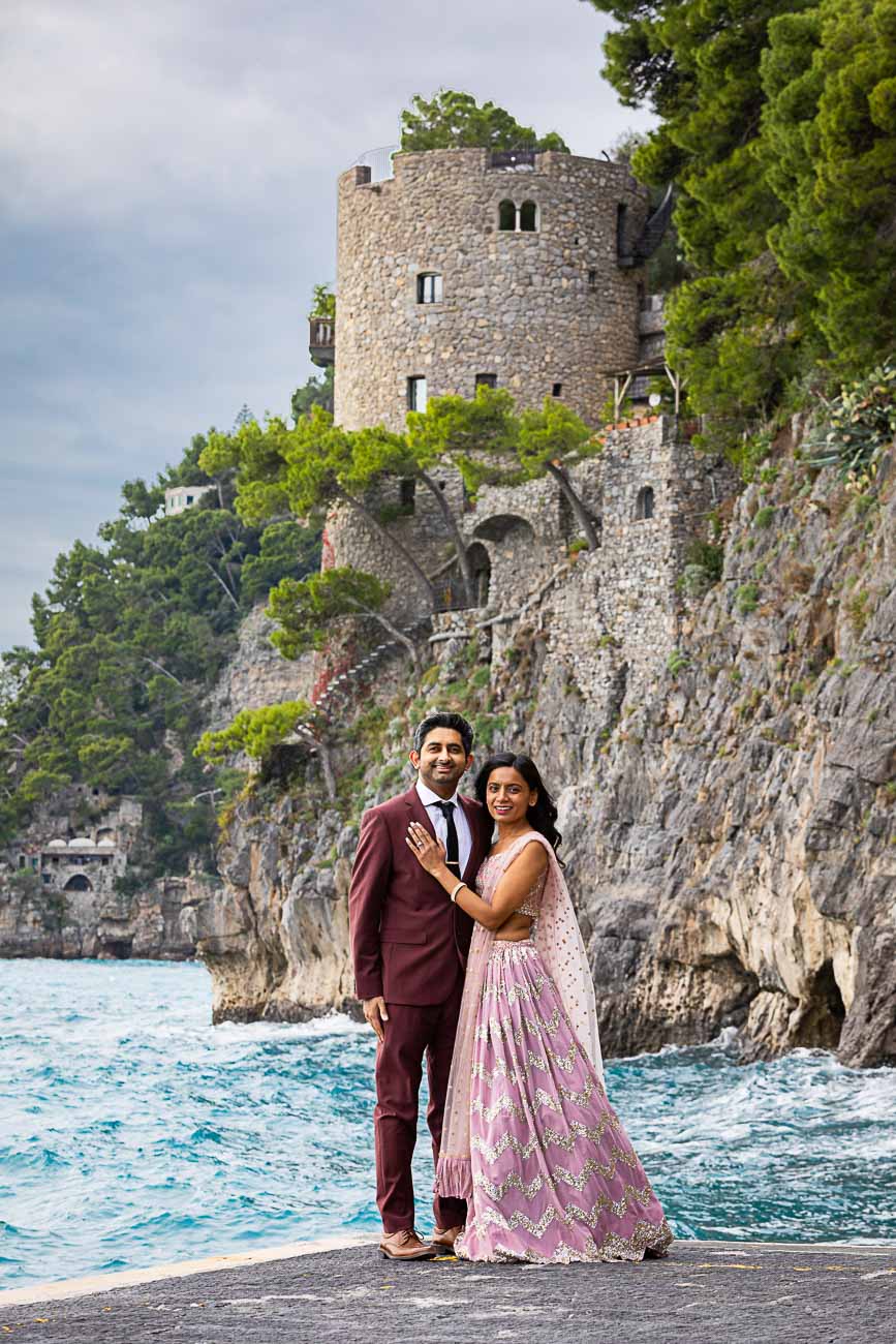 Couples photos in Positano in front of the Saracen town found in Marina piccola