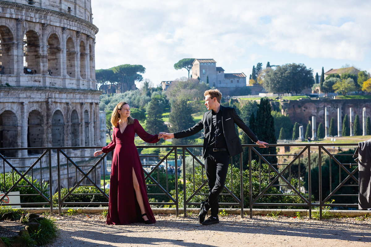 Couple taking pictures at the Roman Colosseum 