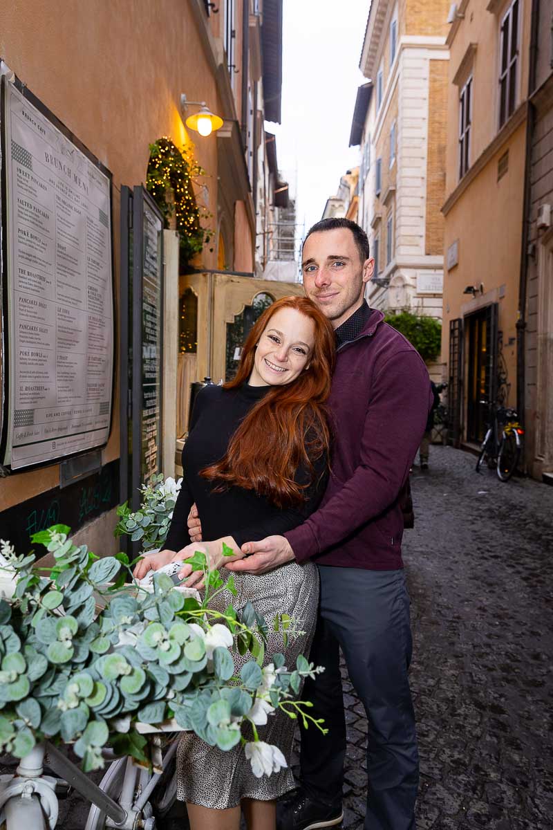 Couple portrait in the roman alleyways and streets 