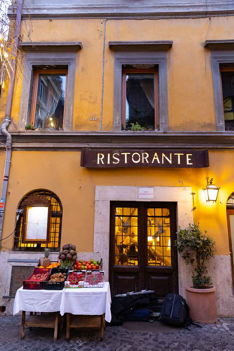 Ristorante all'Arco di San Calisto. Outdoor facade. Entrance 