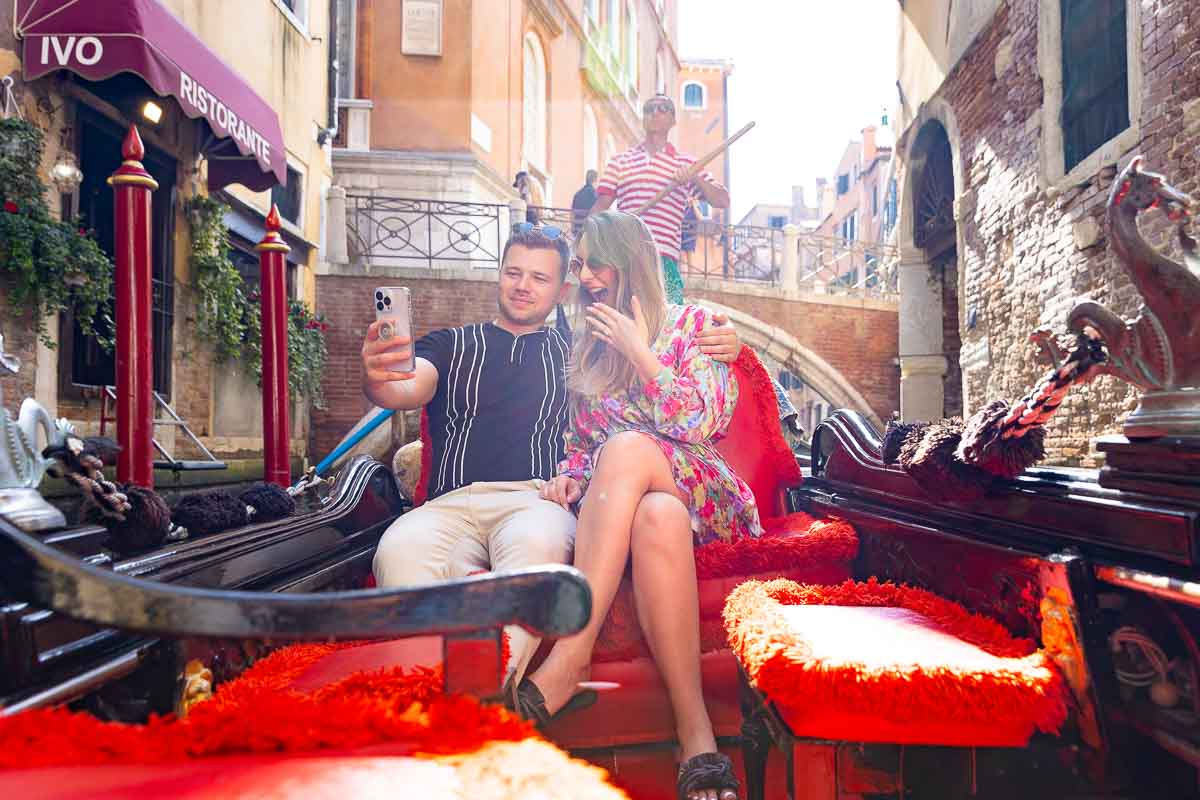 Gondola ride photoshoot in Venice used for a surprise wedding proposal