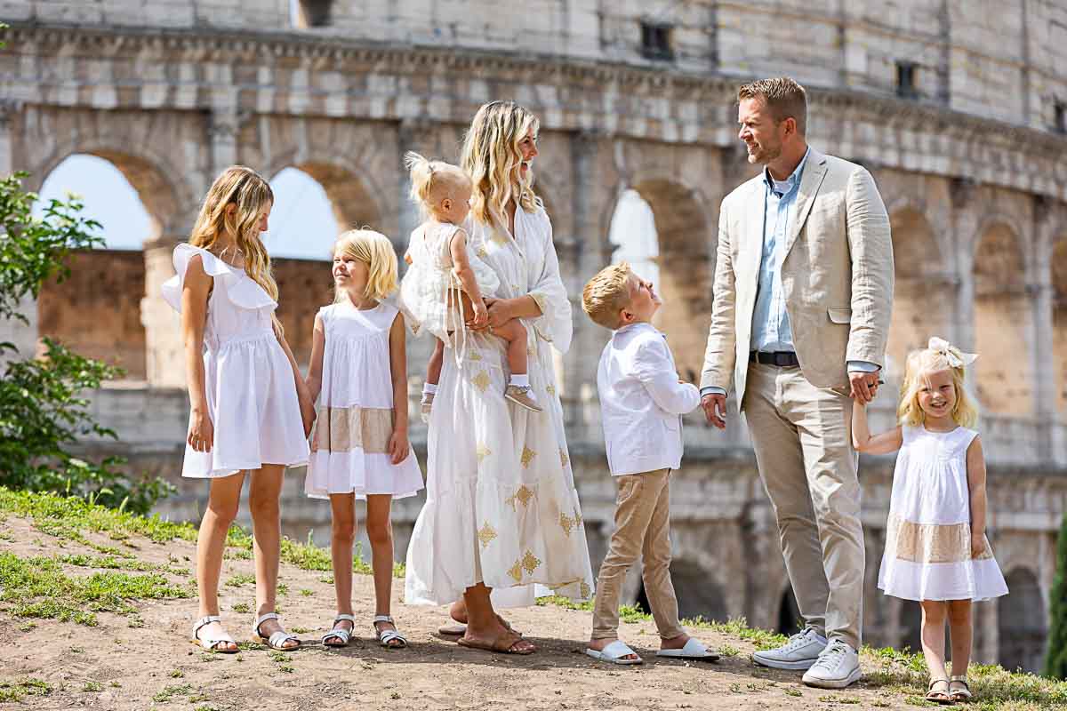 Family pictures session at the Roman Colosseum in the Eternal city 