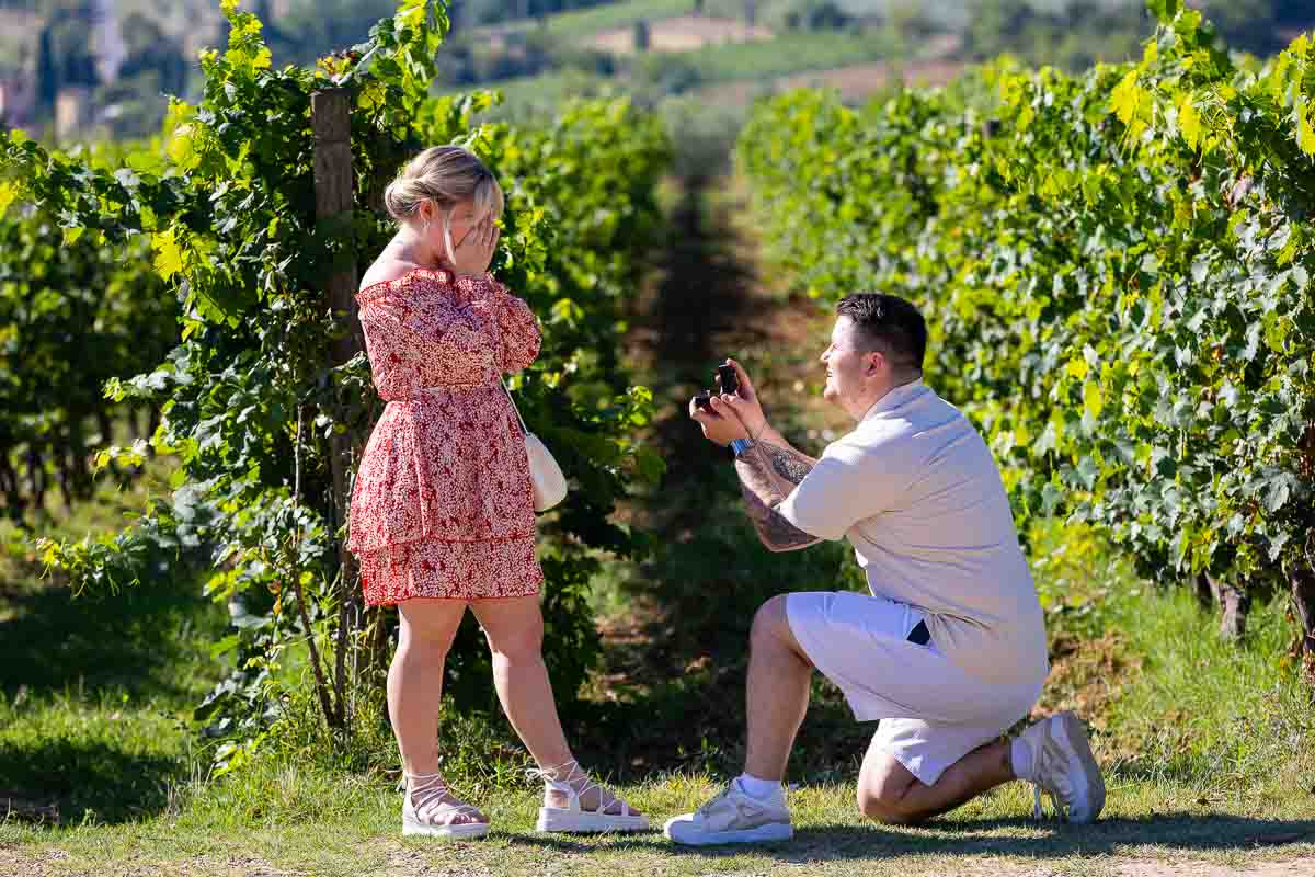 Proposing at the head of the vineyard rows in a knee down position. Photographer Tuscany proposal 