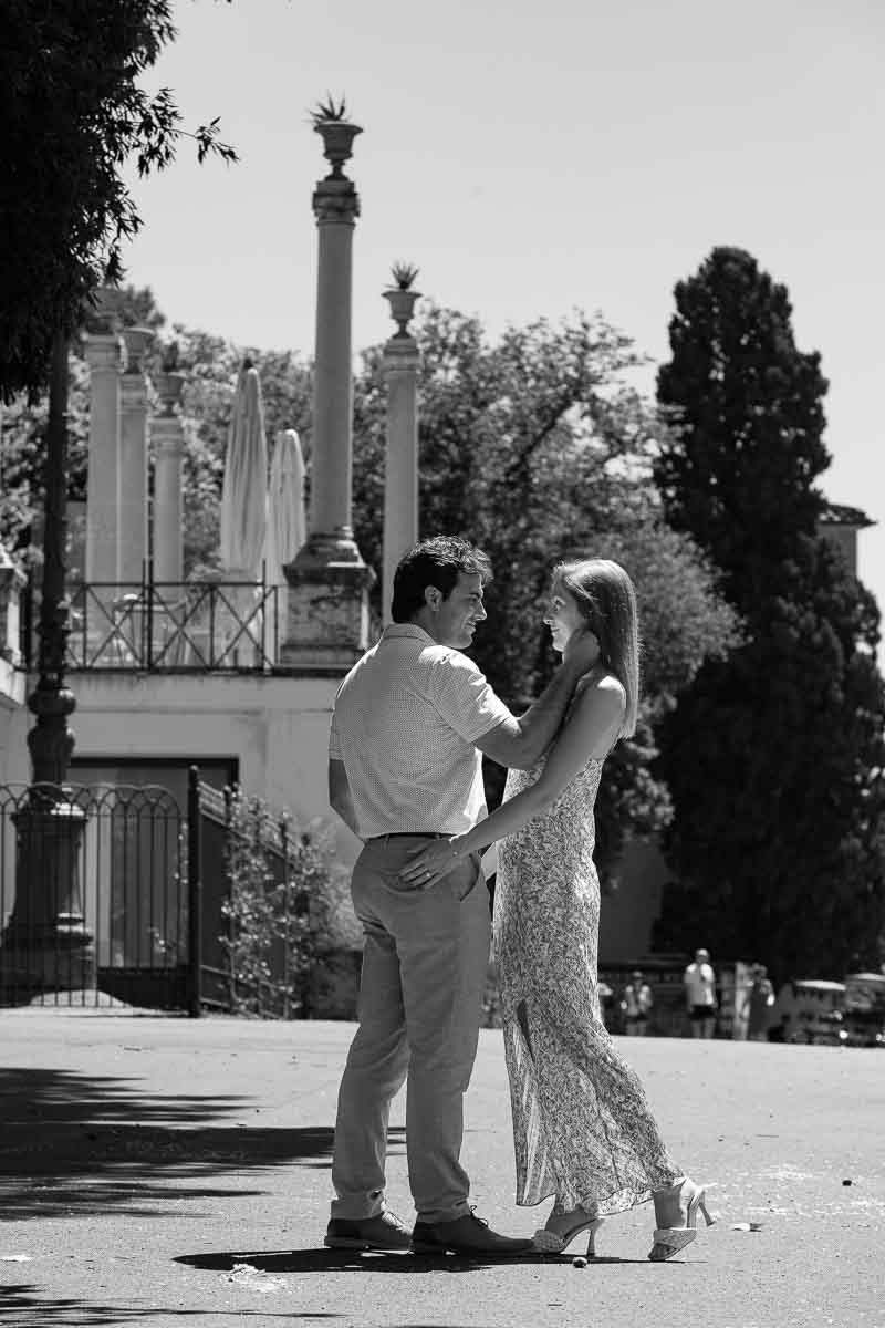 Black and white picture of a couple at Parco del Pincio in Rome