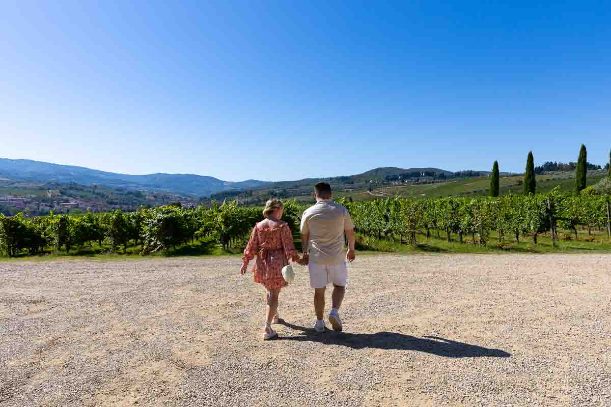 Couple walking together in a tuscan countryside environment. Proposal in Greve in Chianti 