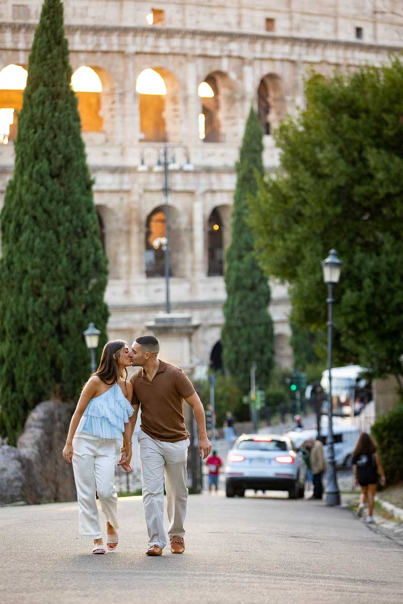 Walking while kissing in Rome. Photoshoot at the Roman Colosseum