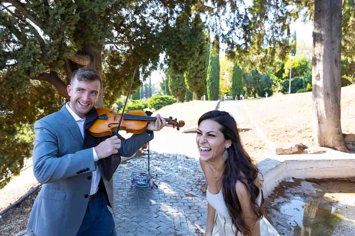 Having fun while playing the violin 