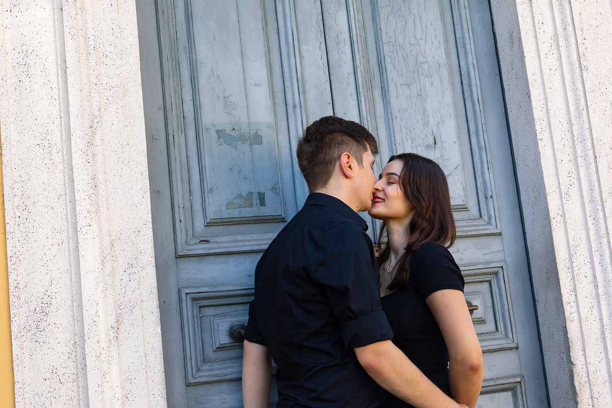 In Love in Rome photo session taken in front of a typical roman door 