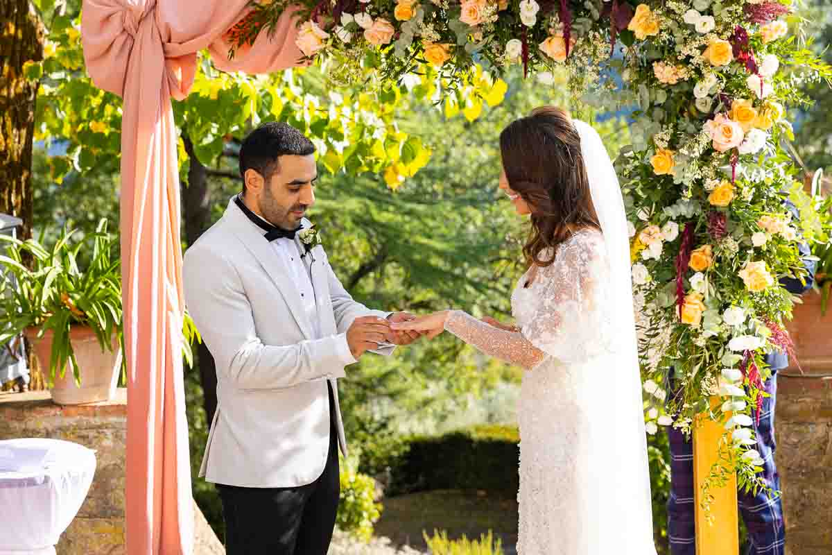 The exchange of the wedding rings photographed up close