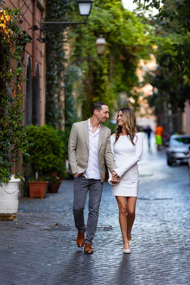 Walking in Via Margutta in Rome to take unique and creative pictures. Couple in Rome PhotoShoot