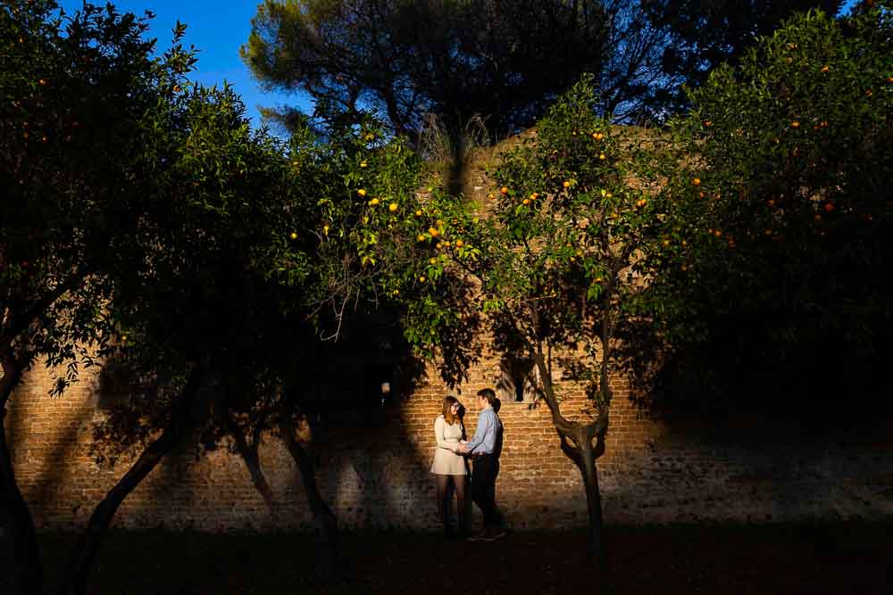 Couple photoshoot at the Orange garden in Rome. Giardino degli Aranci engagement photography 