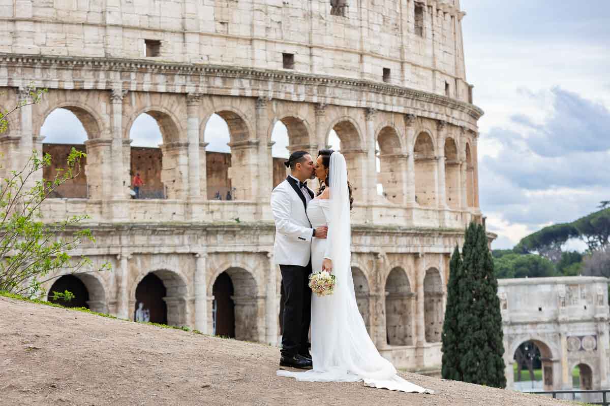 Kissing at the Roman Colosseum during a matrimony photoshoot in Rome
