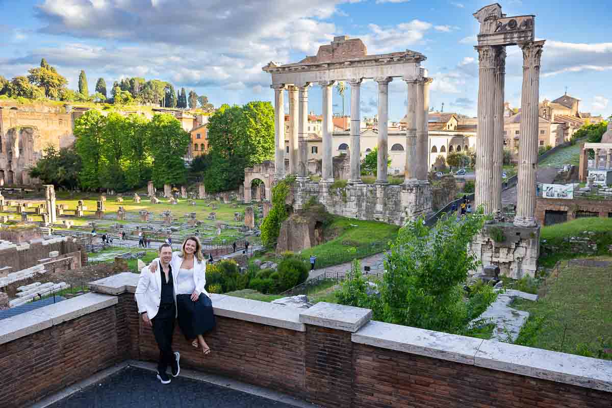 Coupe photography in Rome taking pictures at the Roman Forum during a photo shoot