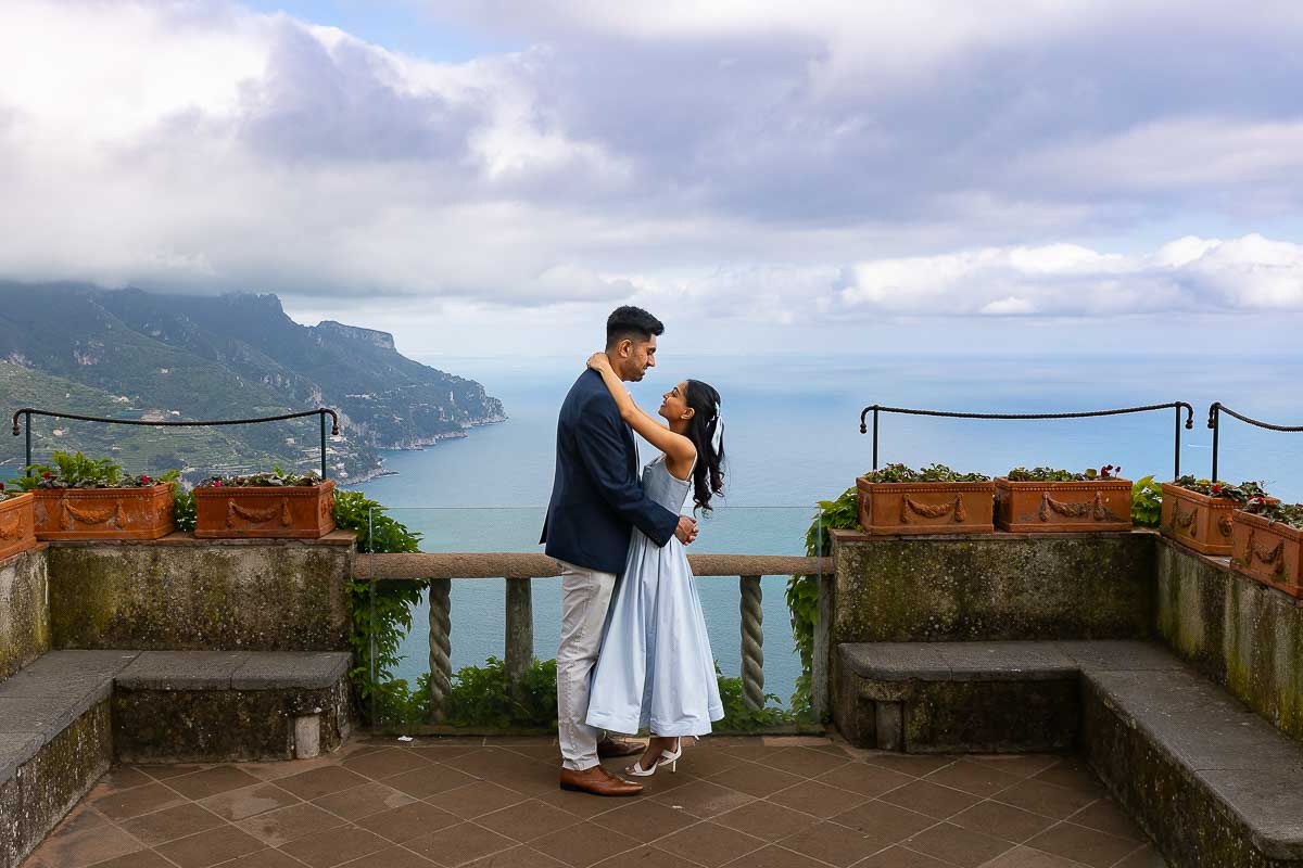 Couple photography session overlooking the scenic coast from up above. Ravello Proposal. Video and Photos in Villa Rufolo