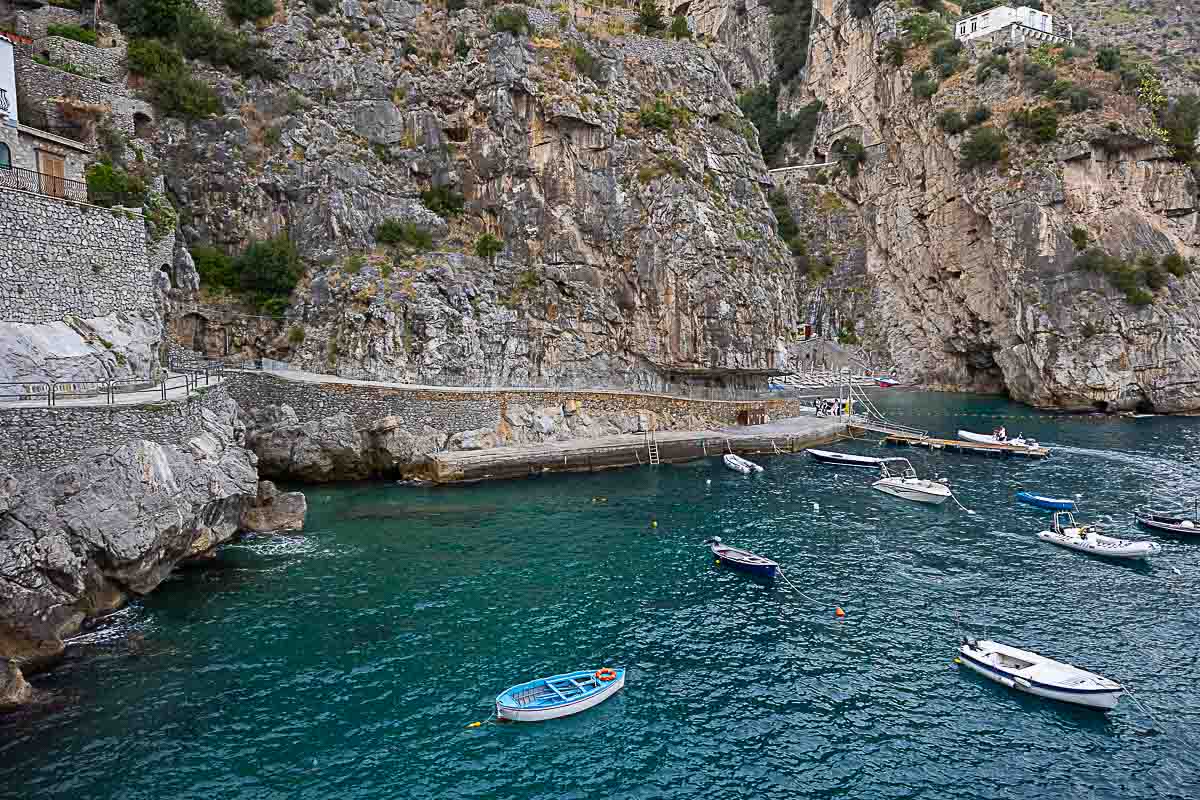 Image of the sea and the coast with boats and rocks and cliffs 
