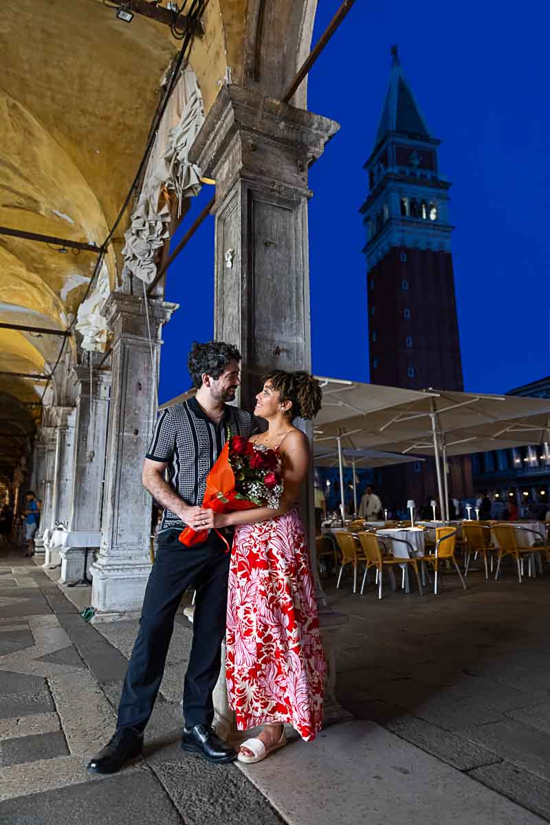 Couple photoshoot under street light and porticos near Piazza San Marco 