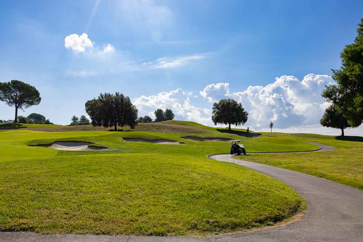 Photographer in cart following the player across fairway – behind-the-scenes sport photography