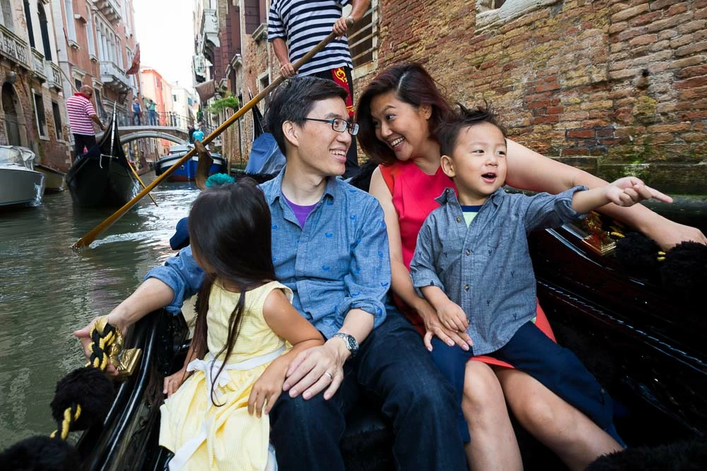 Family photoshoot on a gondola ride in Italy's Venice 