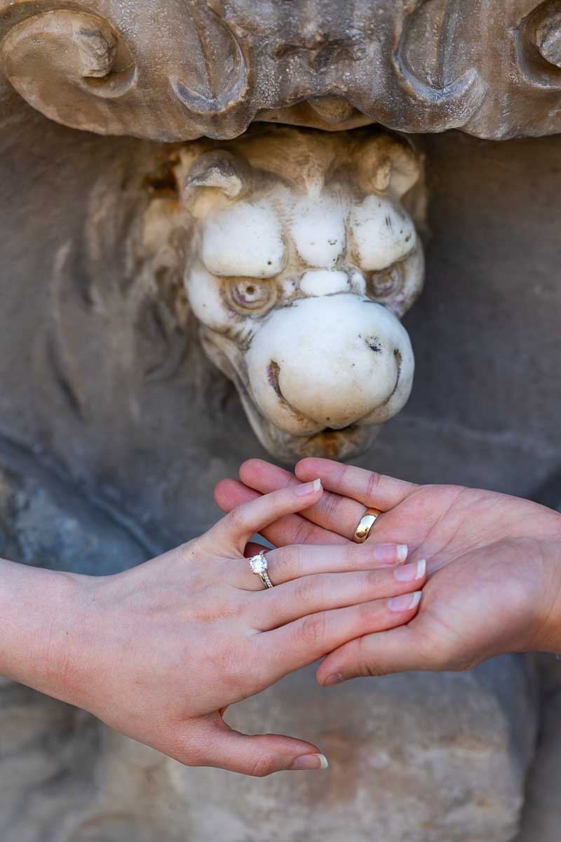 Elegant close up of wedding rings during a romantic photo session in the streets of Rome.