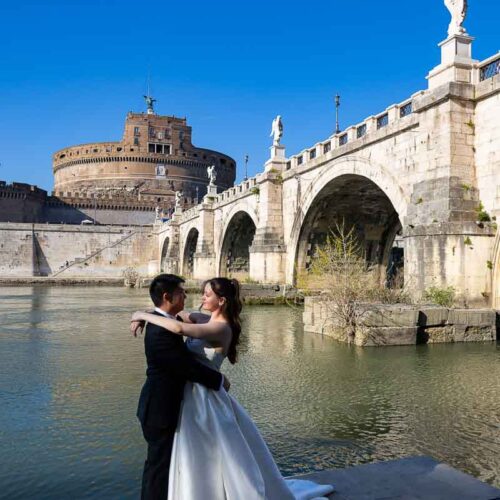 Final wedding pictures of the sposi novelli at the iconic Castel Sant’Angelo in Rome.